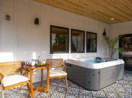 Petit Paradis Studio with hot tub，位于弗雷德里克斯堡Pontotoc Vineyard附近的酒店