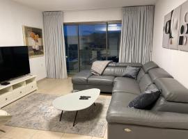 Luxury apartment on the beach，位于荷兹利亚的酒店