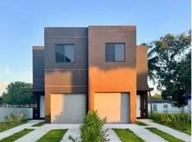 Luxe 3 bed & 3 bath Minutes from Design district，位于迈阿密的酒店