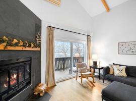 Cozy & Simple Condo with Views of Mont-Tremblant，位于蒙特朗布朗的酒店