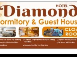 Hotel Diamond AC Dormitory and Guest House，位于苏拉特的酒店