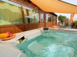 Casita Mis Chinijos con Jacuzzi o Minipiscina，位于阿索马达的带按摩浴缸的酒店