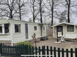 Stacaravan 108 met airco vakantiepark de Tien Heugten Schoonloo Drenthe，位于Schoonloo的木屋