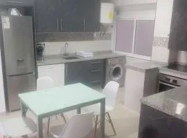 Three private bedrooms with private bathroom in spacious apartment in Alicante,shared kitchen and living room,host lives in the apartment ES Tres habitaciones privadas con baño privado,cocina y sala de estar compartidas,el anfitrión vive en el apartamento