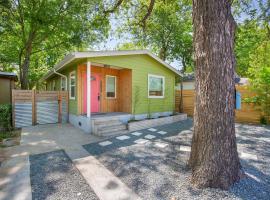 Authentic ATX Beauty with Cowboy Pool by 6th St，位于奥斯汀的酒店