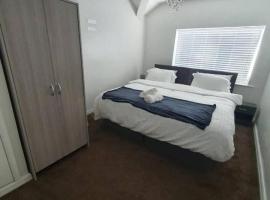 Double Bedroom 96GLB Greater Manchester，位于米德尔顿的住宿加早餐旅馆