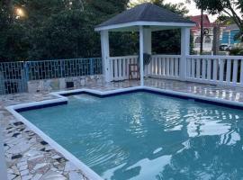 Beautiful Getaway Vacation Property With Private Pool!，位于蒙特哥贝的乡村别墅