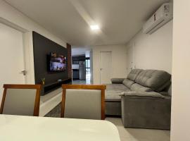 B235 - Apartamento com 02 suítes novo em Bombinhas，位于邦比尼亚斯的公寓