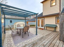 Clear Lake Vacation Rental Walk to City Beach!，位于克利尔莱克的酒店