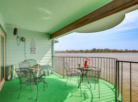 Resort-Style Lake Conroe Retreat with Balcony and View，位于Willis的公寓