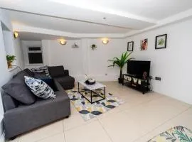 Spacious Flat with Patio & Parking in city centre