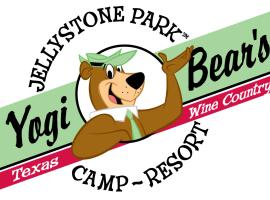 Texas Wine Country Jellystone Park Camp Resort，位于弗雷德里克斯堡的酒店