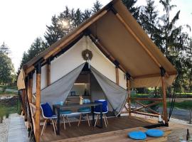 Marina&Glamping Nova Zivohost，位于Neveklov的豪华帐篷