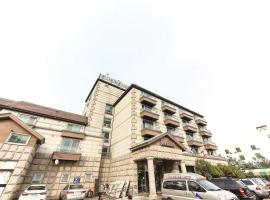 Jes Hot Spring Hotel，位于华城市的酒店
