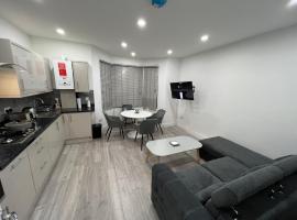 F4 Luxury Stays One bed apartment with Parking，位于依尔福的酒店