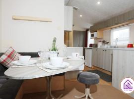 Bumble Bee Lodge, Hoburne Cotswold Holiday Park，位于南塞尔尼的公寓