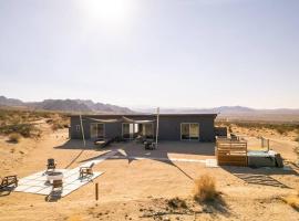 Joshua Tree Luxury 3BR Home With Hot Tub & views，位于约书亚树的酒店