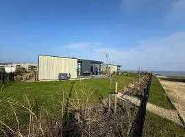 Enkhuizer Strand Chalet Strandpanorama Zweite Reihe mit Zaun Hausnr 203