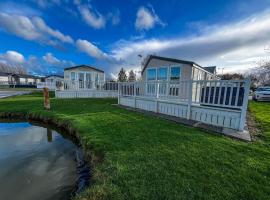 Great Caravan For Hire With Pond Views At Manor Park Holiday Park Ref 23228k，位于亨斯坦顿的露营地