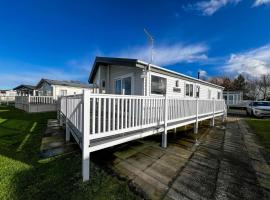 Beautiful Lodge With Decking In Hunstanton At Manor Park Ref 23195k，位于亨斯坦顿的山林小屋