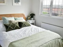 Gorgeous 1 bedroom & private ensuite in Central Windsor home with FREE PARKING