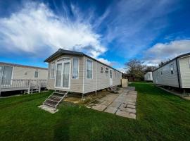 Lovely Caravan At Manor Park, Nearby Hunstanton Beach In Norfolk Ref 23067s，位于亨斯坦顿的酒店