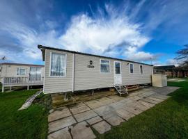 Lovely Caravan At Manor Park, Nearby Hunstanton Beach In Norfolk Ref 23067S，位于亨斯坦顿的酒店