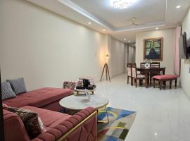 Homlee-Saket Anupam Stylish 3BHK in South Delhi，位于新德里的酒店