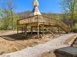 Furnished Teepee/Glamping/Red River Access/King Bd，位于Stanton的豪华帐篷