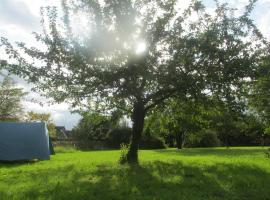 Fontaineblhostel hostel & camping near Fontainebleau，位于La Chapelle-la-Reine的豪华帐篷营地