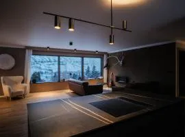 Botnahlid Villa, Mountain and Town views and outdoor Sauna