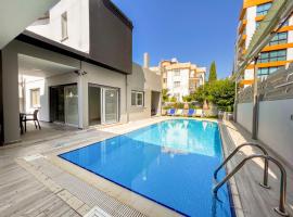 Magnificent Villa with Private Pool in Girne，位于凯里尼亚的别墅