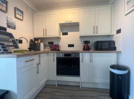 246, Belle Aire, Hemsby - Two bed recently renovated chalet, sleeps 5, pet friendly, free Wi-Fi and close to beach!，位于大雅茅斯的木屋