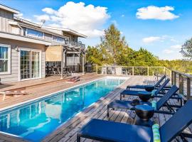 Luxe Farmhouse ~ Hot Tub + Pool ~ Great4Gatherings，位于玛诺的酒店