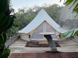 Yurt in Avocado garden，位于圭马尔的豪华帐篷