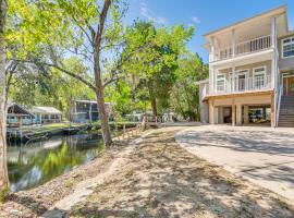 Tropical Canalfront Escape with Decks and Dock!，位于霍莫萨萨的酒店