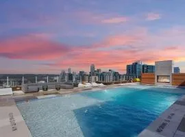 Luxury 2BR Rooftop Pool Austin by Barclé