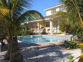 Beach Paradise with Pool and Boating Dock，位于自由港市的酒店