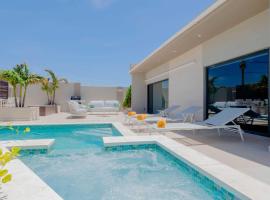 CD03 - Private Villa with pool - 5min from Eagle Beach - 4BR house，位于棕榈滩的酒店