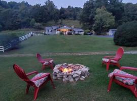 Full Access to our Farm & Petting ZOO + Hot Tub!，位于Sugar Grove的酒店