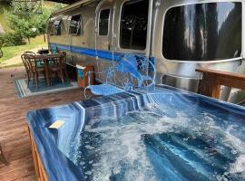 Airstream at a Petting Zoo w/ Hot Tub，位于Sugar Grove的酒店