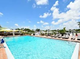 ALL BRAND-NEW Waterfront-Pool, Tiki Bar, Gym
