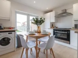 Spacious 3-Bedroom House near Elland Rd Stadium & Leeds City, Ideal for Contractors & Long Stays - NordStay