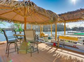 Greenwood Lake Cottage with Shared Dock and Hot Tub!，位于Hewitt的酒店