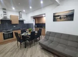 Highfield House - Ensuite, Parking, Wifi, Smart TV, Self Catering - Serving Contractors, Tourists, Santa Pod & Silverstone!