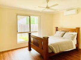 4 bedroom Entire house in Drewvale.，位于布朗平原的酒店