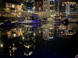 LUXURY 40 FOOT YACHT ON 5 STAR OCEAN VILLAGE MARINA SOUTHAMPTON - minutes away from city centre and cruise terminals - Free parking included，位于南安普敦的酒店