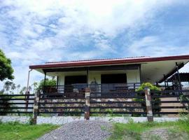 Samal Island House with Ocean View，位于Mambago-B的度假屋