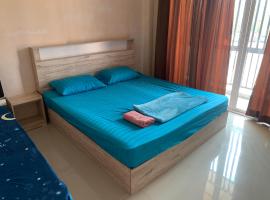 Spacious room with a private bathroom，位于清迈的酒店
