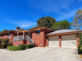 Ballarat Holiday Homes - Bells Lane - Large Home with Double Garage - Only Minutes from Ballarat CBD - Sleeps 1 to 10，位于巴拉腊特的低价酒店